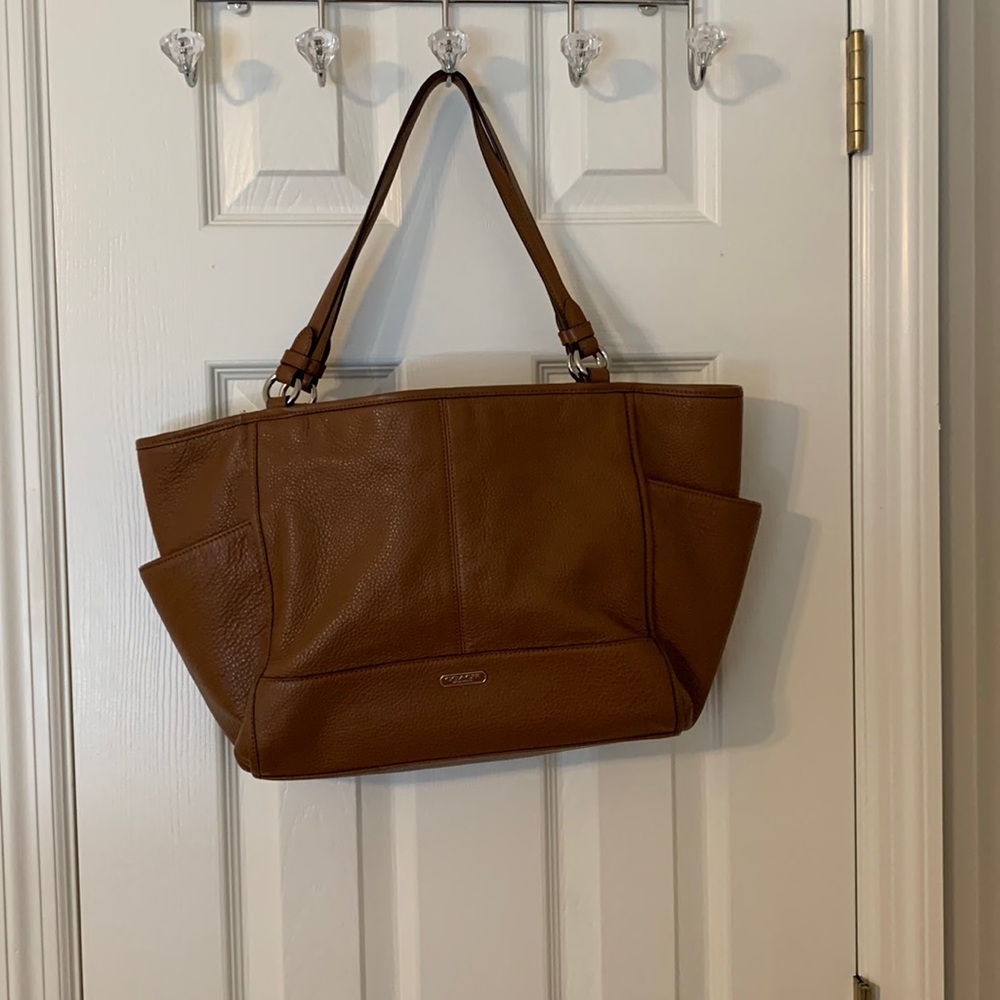 Beautiful Coach zippered tote. EUC
